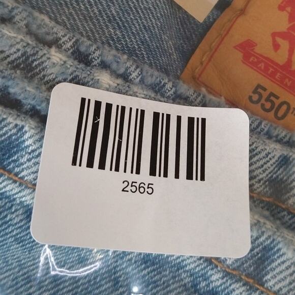 Levi’s 550 Relaxed Fit Jeans 35x32 NWT Light Wash Factory Distressed - Picture 12 of 12